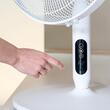Ventilator cu picior 50 W, 3 x viteze, Oscilatie, Inaltime 70-130 cm, Alb, Telecomanda, afisaj led