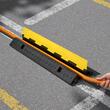 Rampa cu protectie cabluri, 1 x canale, max 10000 kg, Negru/Galben, Lungime 100 cm
