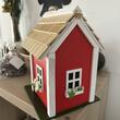 Casuta din lemn pentru pasarele, cu agatatoare, dimensiune 18.5x18.5x25 cm, rosie